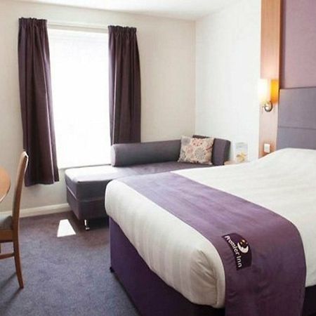 Premier Inn Ившам Екстериор снимка