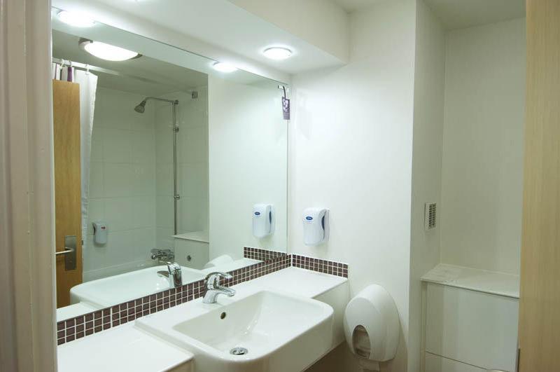 Premier Inn Ившам Екстериор снимка
