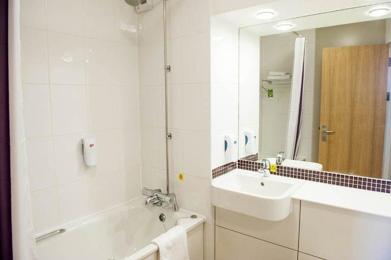 Premier Inn Ившам Екстериор снимка