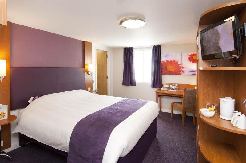 Premier Inn Ившам Екстериор снимка
