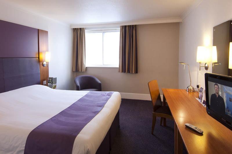Premier Inn Ившам Екстериор снимка