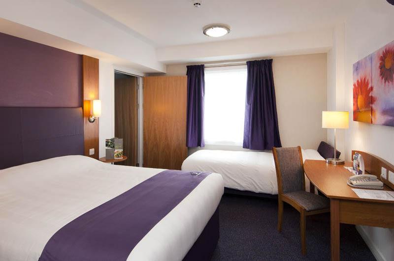 Premier Inn Ившам Екстериор снимка