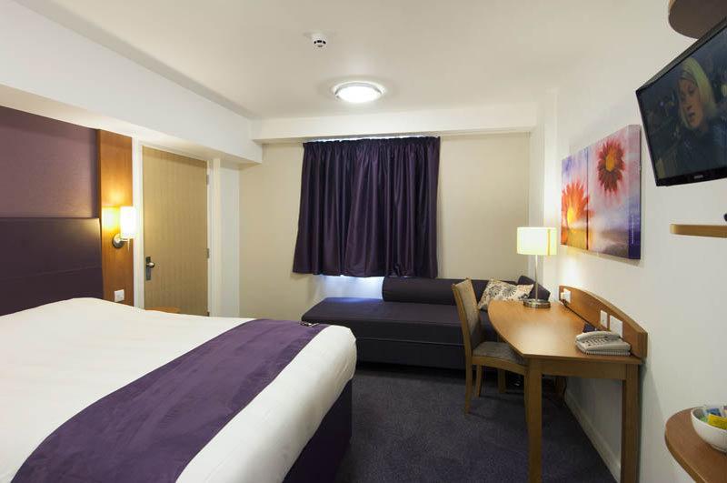 Premier Inn Ившам Екстериор снимка