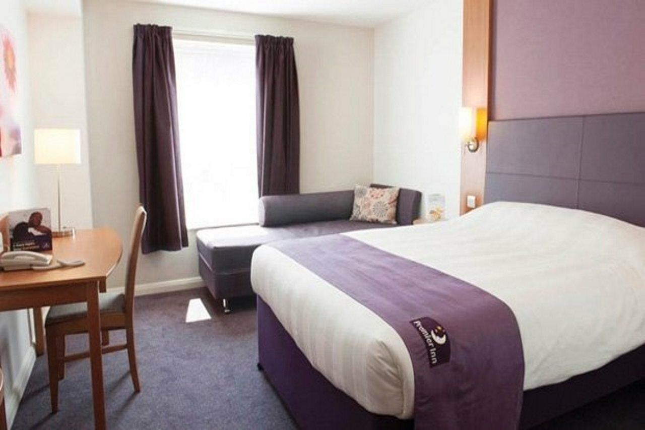 Premier Inn Ившам Екстериор снимка